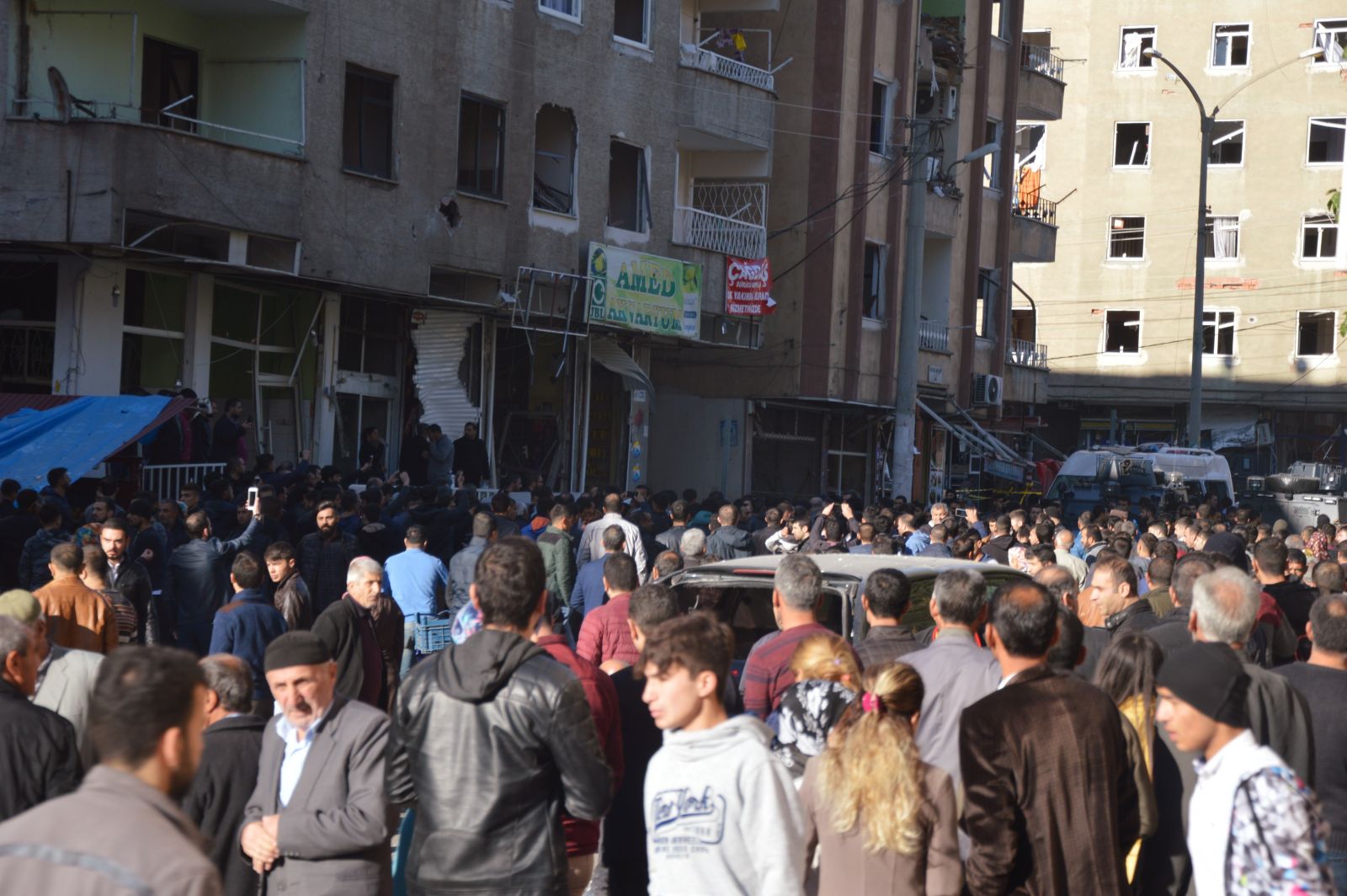 Diyarbakırlılara sağduyu çağrısı! Polis 2 kişiyi linçten kurtardı