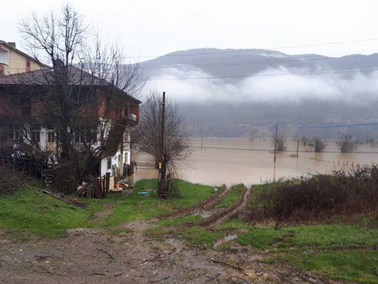 Bartın'da baraj suları yükseldi, köy yolu kapandı