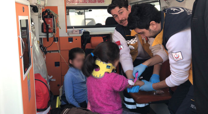 Öğrenci servisi ile otomobil çarpıştı: 8 yaralı