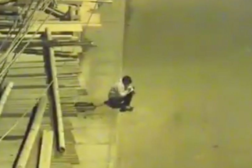 Bahreynli iş adamı, sokak lambasında ders çalışan çocuğa ev bağışladı