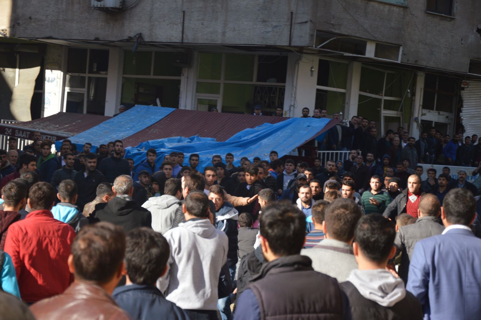 Diyarbakırlılara sağduyu çağrısı! Polis 2 kişiyi linçten kurtardı