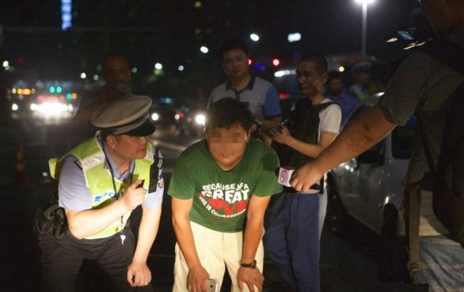 Çin'de uzun farları yakan şoförlere ibretlik ceza