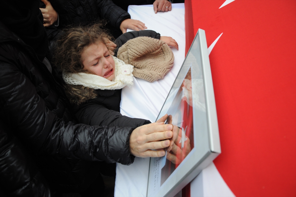 Şehit Karakurdu'nun çocukları cenazede gözyaşlarına boğuldu