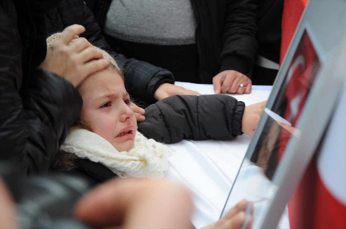Şehit Karakurdu'nun çocukları cenazede gözyaşlarına boğuldu