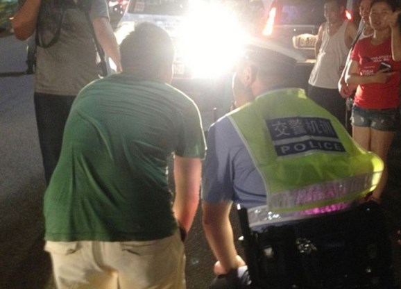 Çin'de uzun farları yakan şoförlere ibretlik ceza