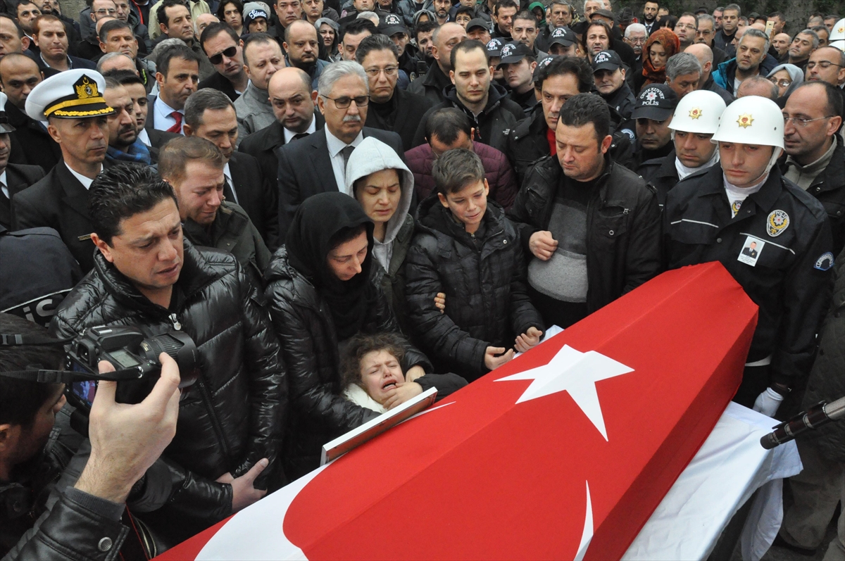 Şehit Karakurdu'nun çocukları cenazede gözyaşlarına boğuldu