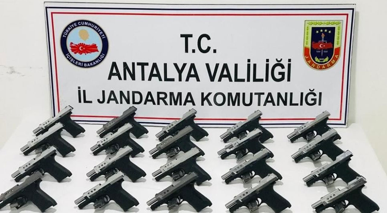 Çantasında 20 silah ile yakalanan genç kadından ilginç savunma!