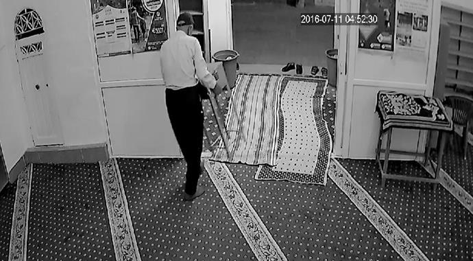 Adana'da yaşlı bir adam camideki bağış kutusunu çaldı