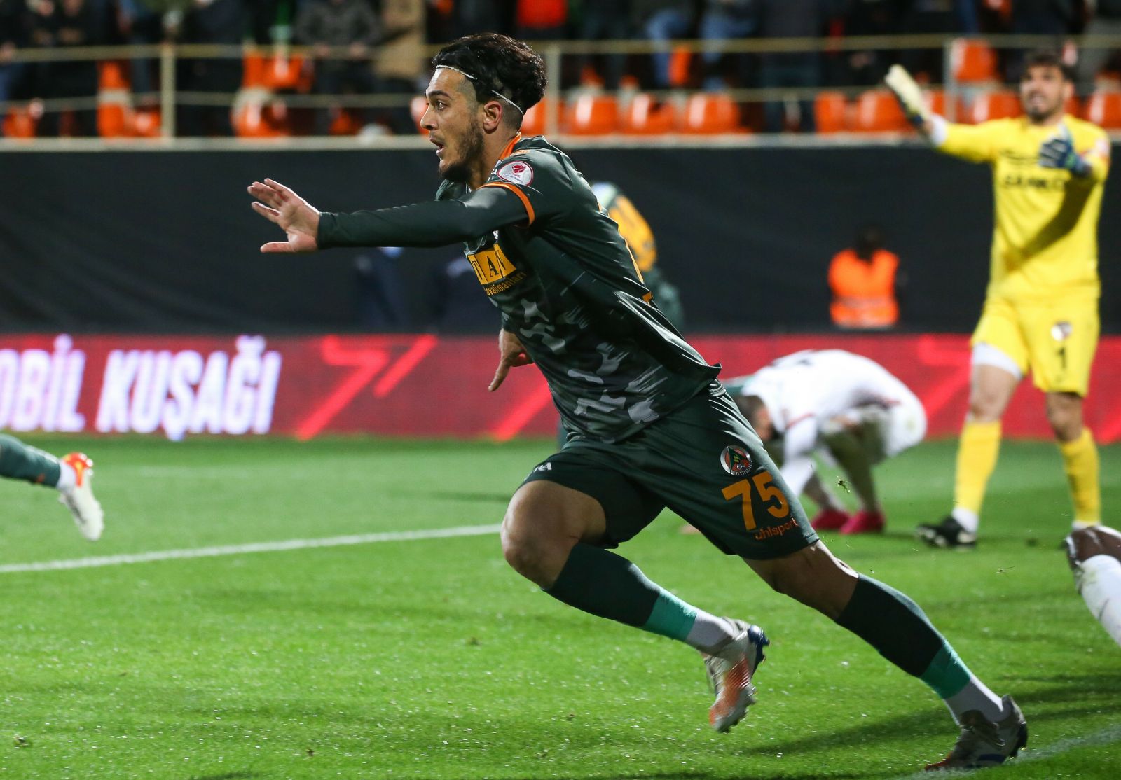 Erol Bulut’un ‘karaktersiz’ dediği futbolcunun kim olduğu ortaya çıktı! Erol Bulut’un ‘karaktersiz’ dediği futbolcunun kim olduğu ortaya çıktı!