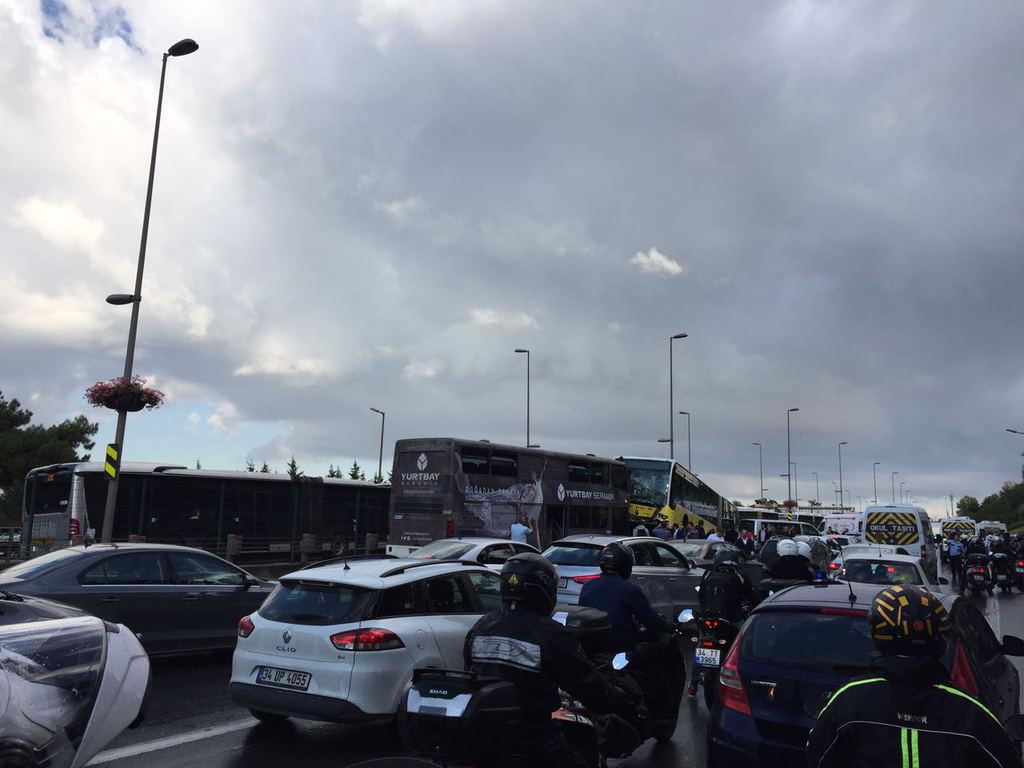 Metrobüs yolunda feci kaza!
