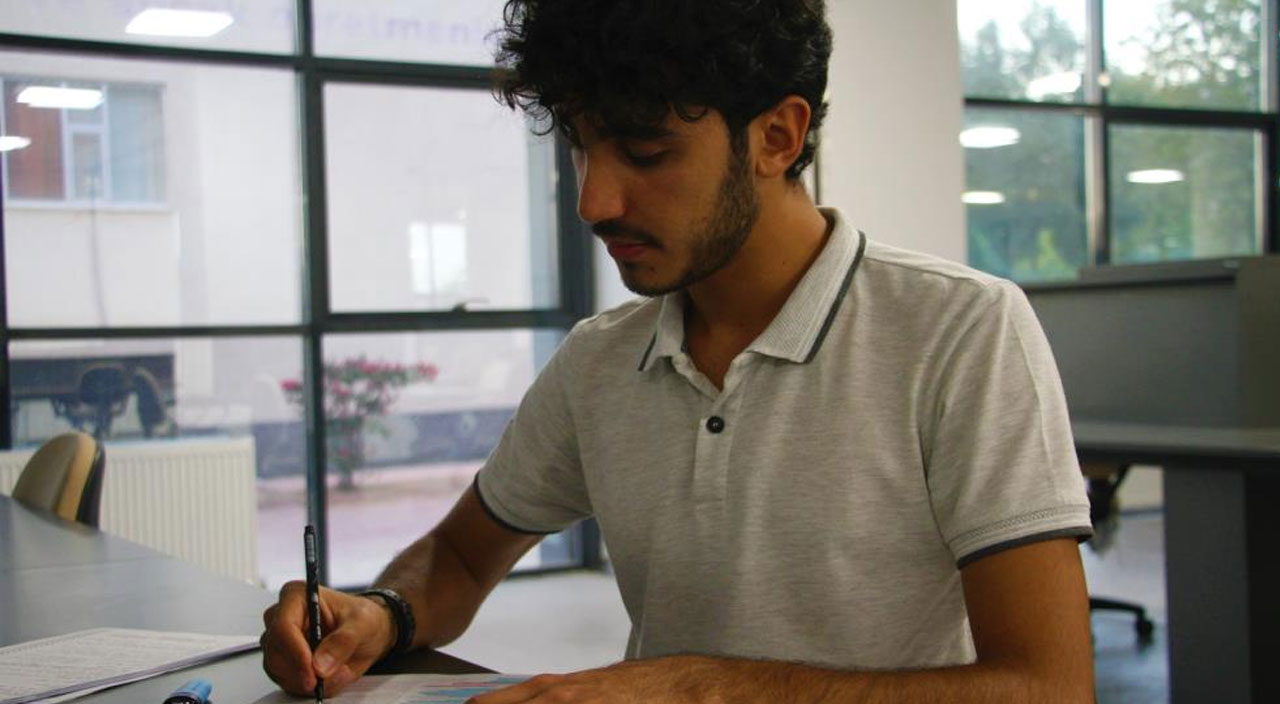 İnşaatında çalıştığı kütüphanede şimdi tıp öğrencisi olarak ders çalışıyor