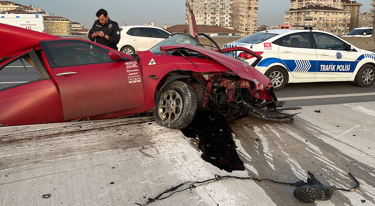 Maltepe'de otomobil ikiye ayrıldı