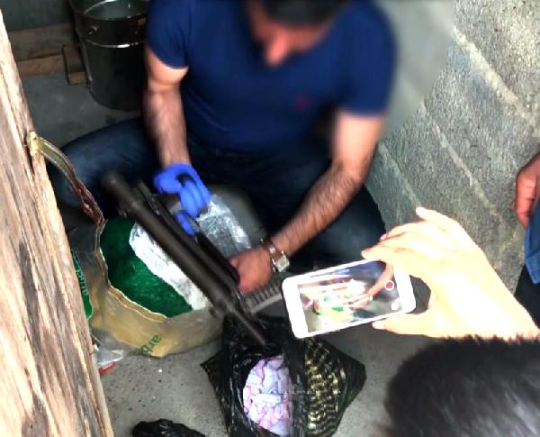 Adana'da duvar deliklerinden uyuşturucu ve silah çıktı