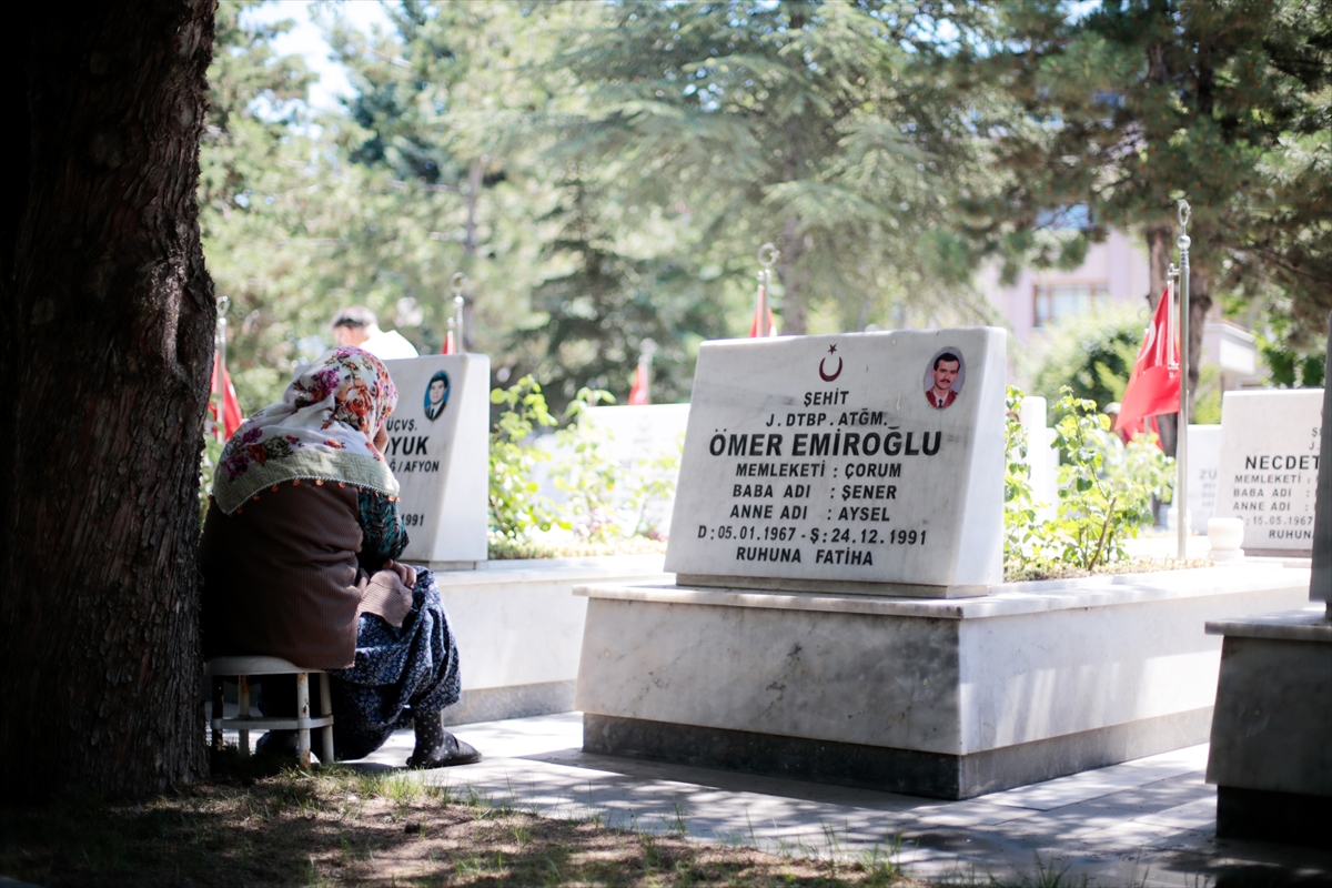 3 yaşındaki Lara'dan şehit babasına ziyaret