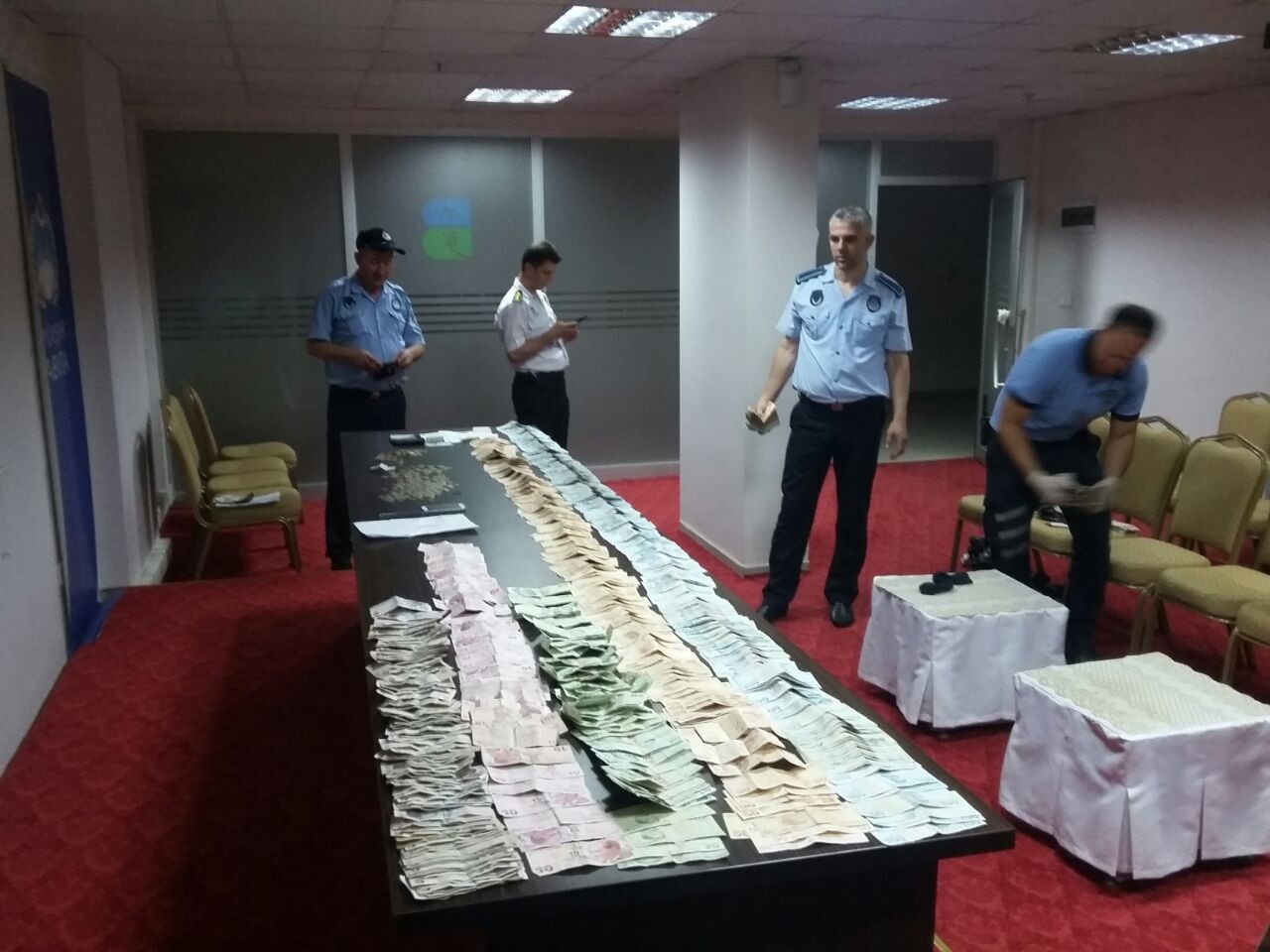 Dilencinin üstünden çıkan parayı 8 zabıta ancak sayabildi