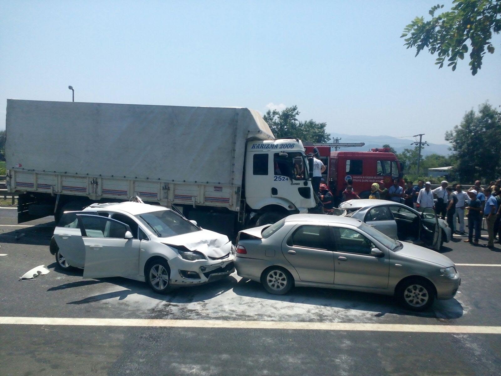 Sakarya TEM'de zincirleme kaza, çok sayıda yaralı var