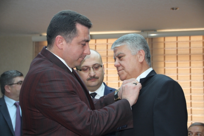 CHP’li belediye başkanı ve iki meclis üyesi AK Parti’ye geçti