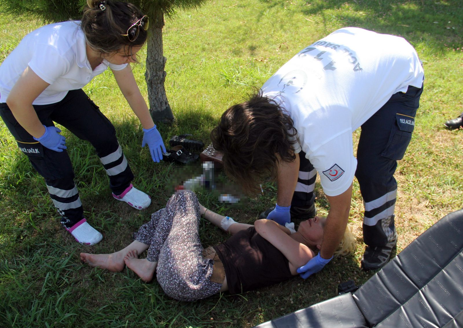 Parkta alkol alan kadın sızıp kaldı