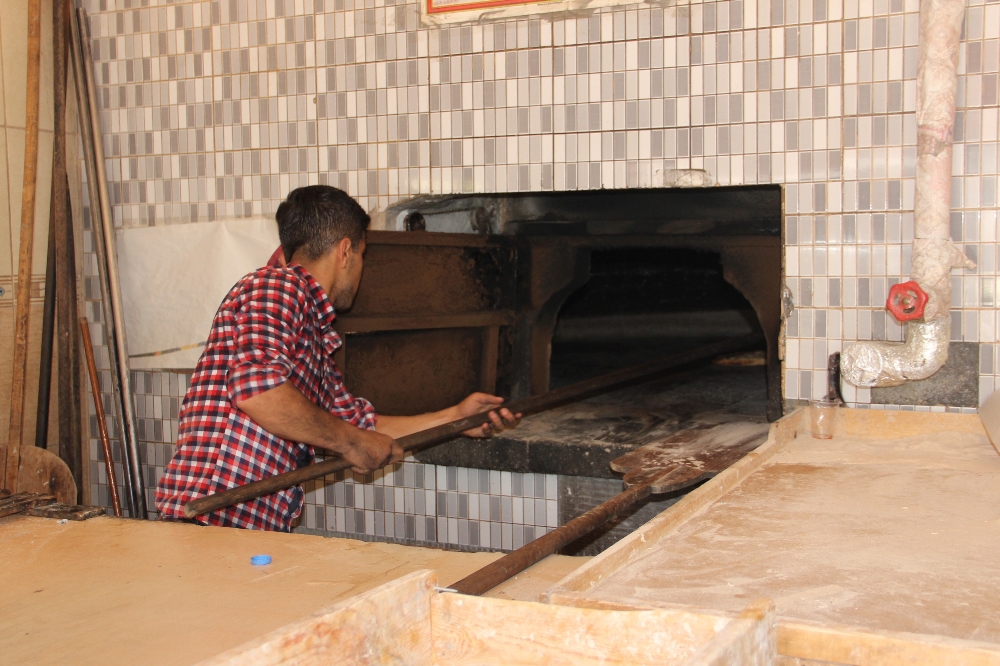 Buzdolabına girerek serinliyor