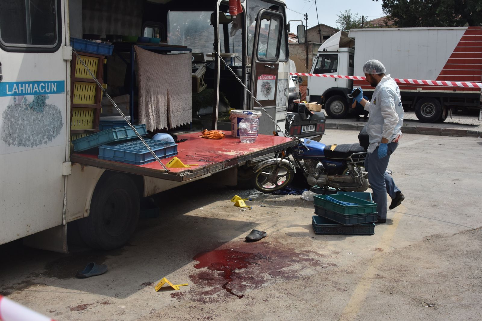Arkadaşları vurulan pazarcı esnafı ev bastı: 4 yaralı