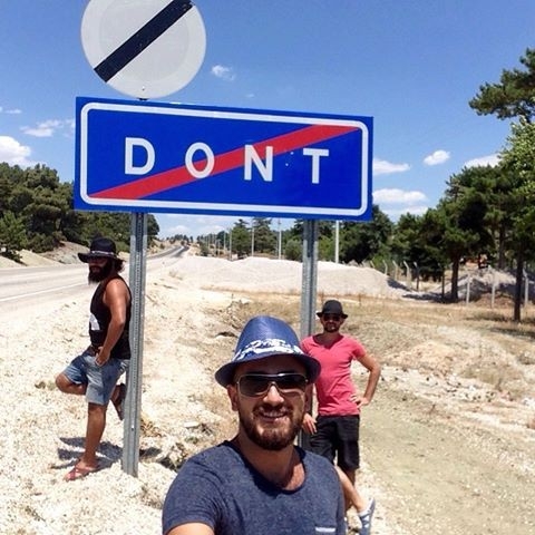 Bu levhayı gören duruyor