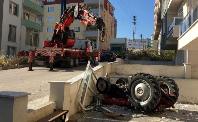 Traktör 3. kattan aşağıya düştü