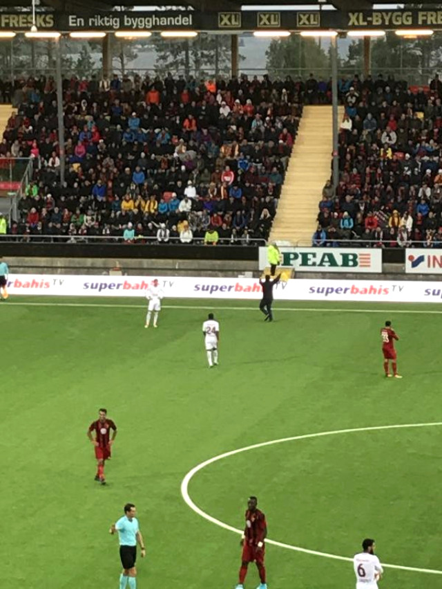 Galatasaray'ın maçında skandal! İki terörist Öcalan posteri açtı