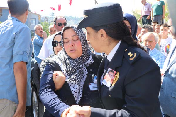 Şehit polis gözyaşlarıyla son yolculuğuna uğurlandı