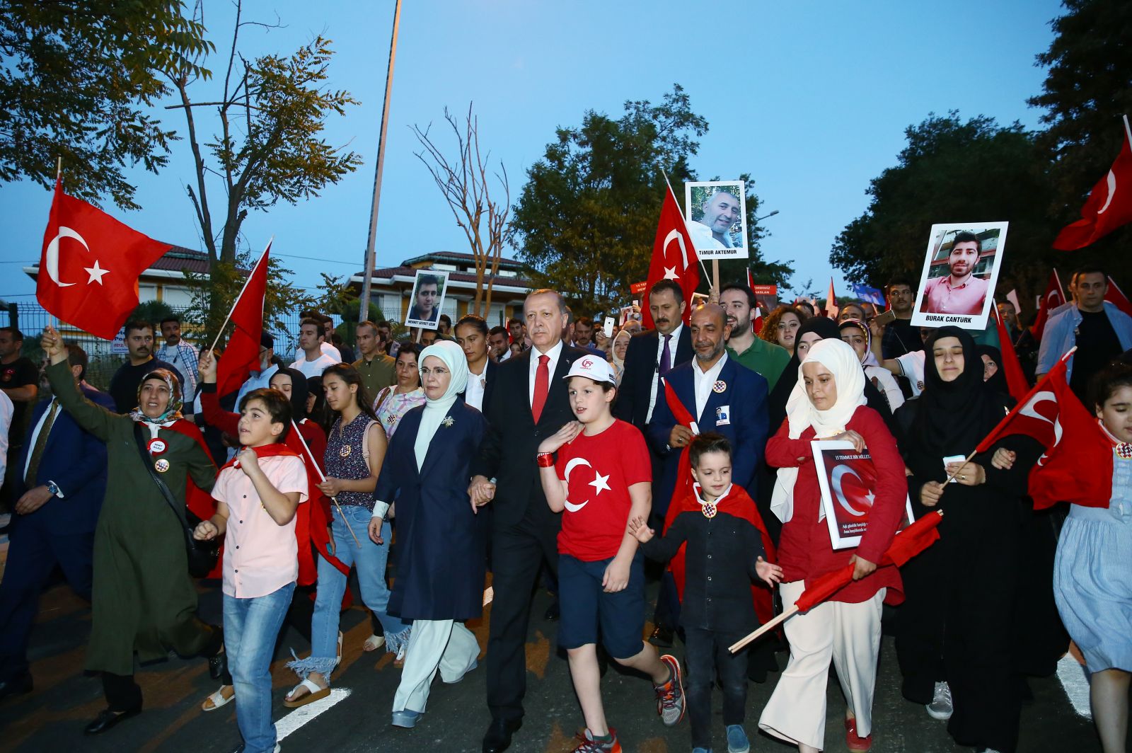 Cumhurbaşkanı Erdoğan'ın Şehitler Köprüsü'ne yürüyüşü