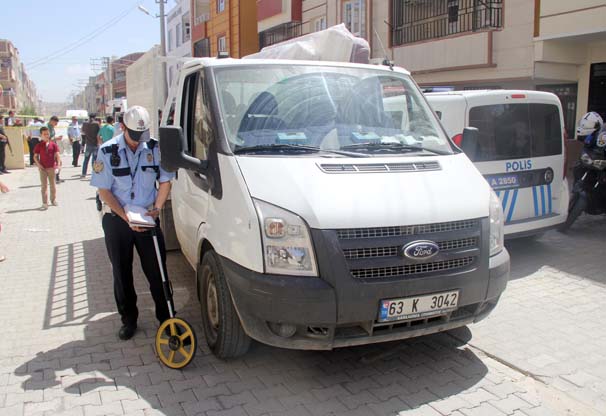 Kamyonetin altında kalan çocuk öldü, yakınları aracı taşladı!