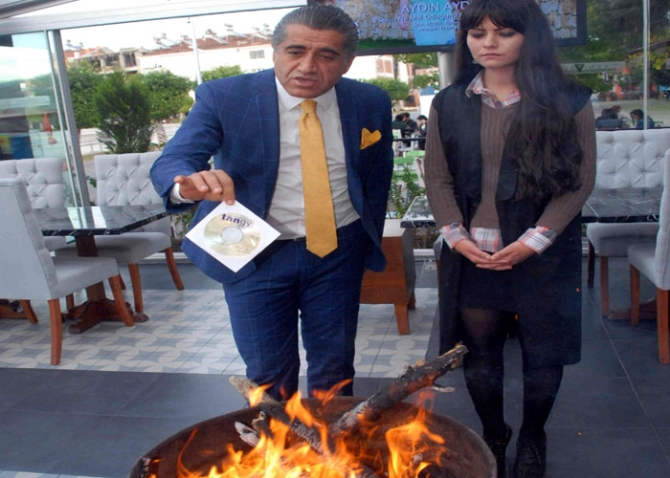 Ünlü türkücü Rus mankenle çektiği klibin kaydını yaktı