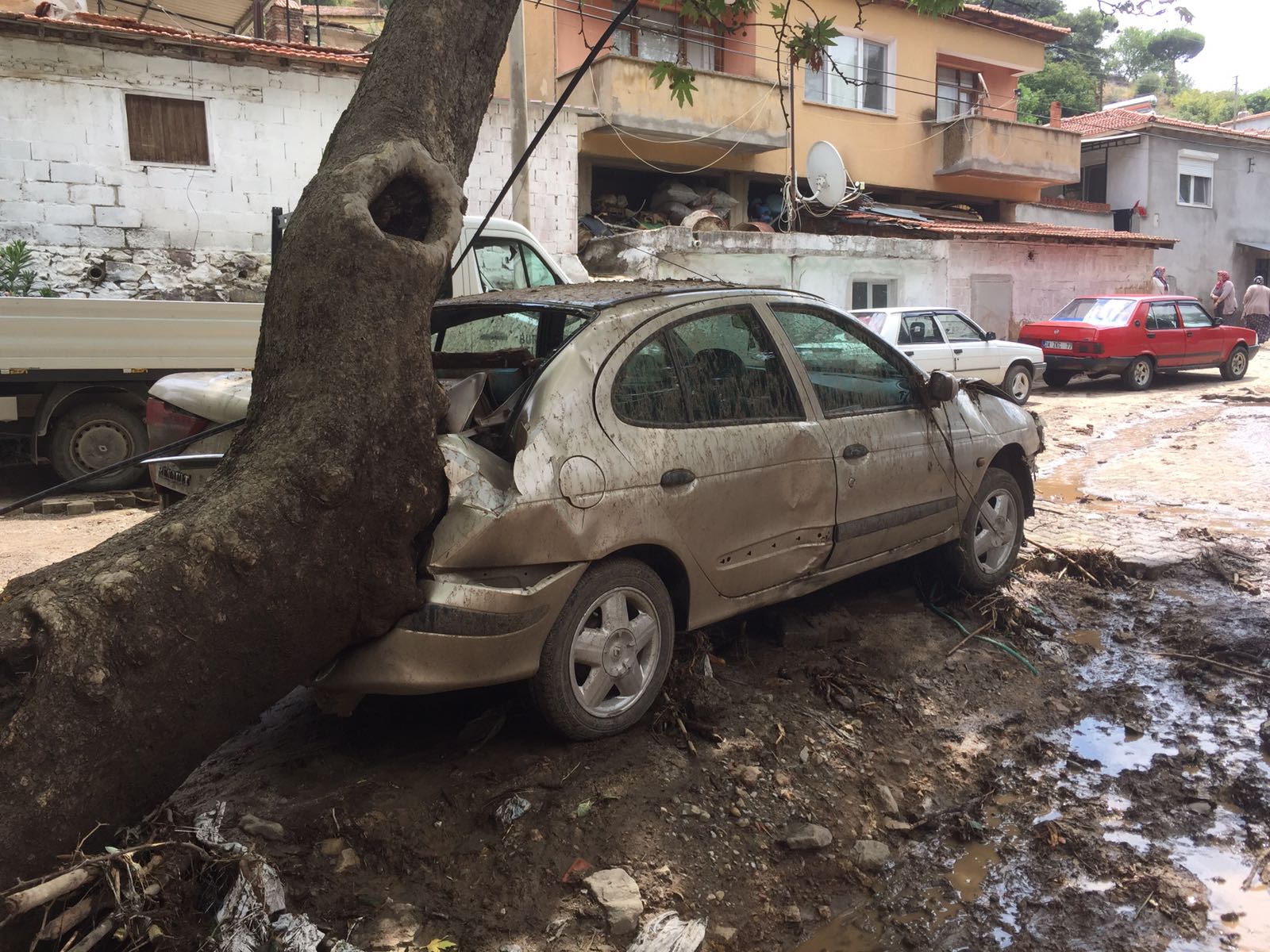 Burhaniye'de sel araçları sürükledi