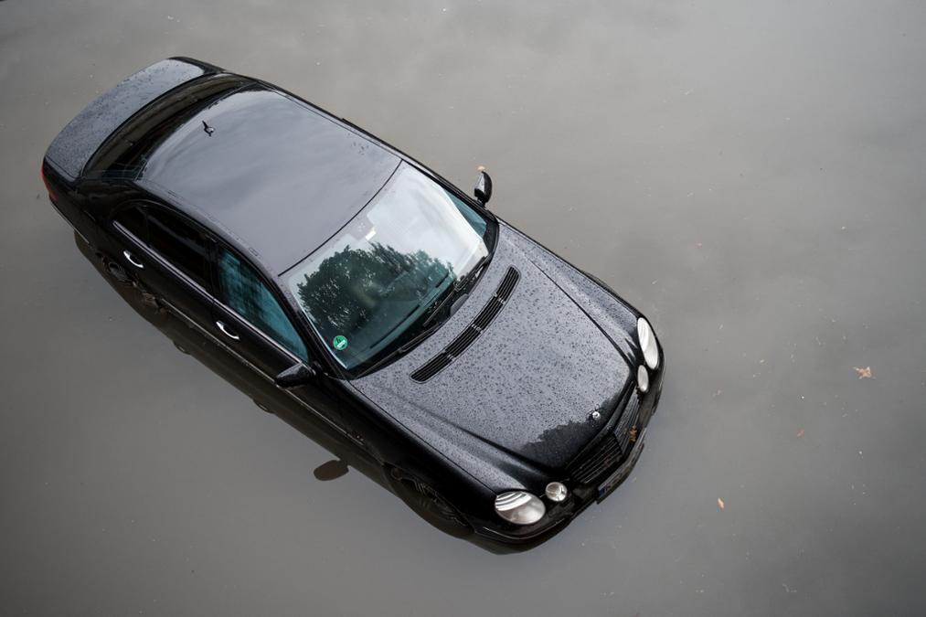 Köln yağmur sularına teslim oldu