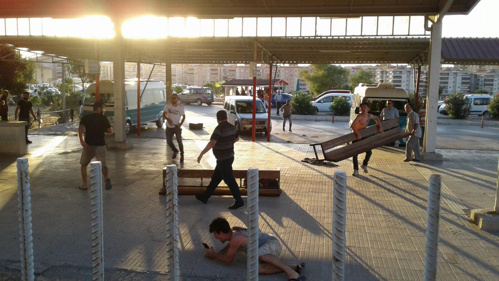 Şoförle kavga edip, dolmuşların camlarını kırdılar