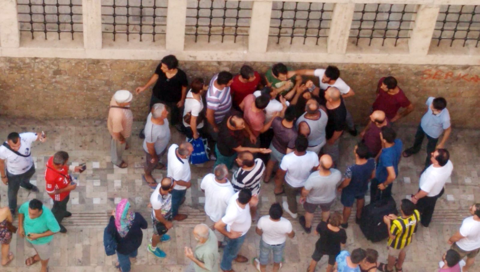 Tacizci olduğu söylenen kişiyi tekme tokat dövdüler