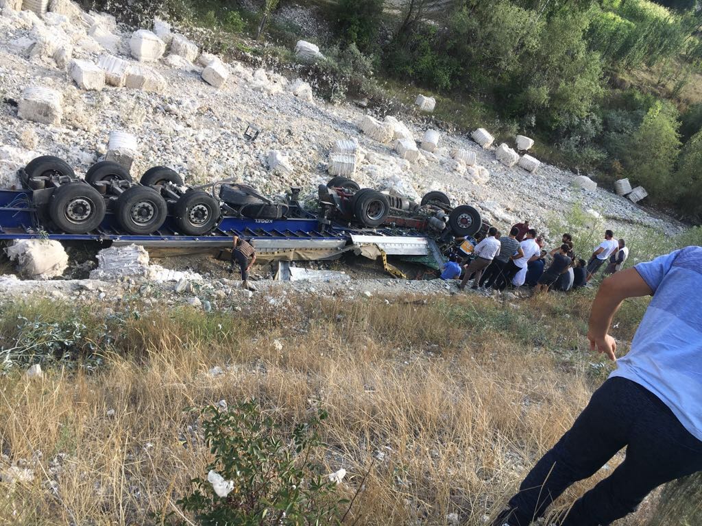 Erzurum’da freni boşalan tır, kalabalığın arasına daldı: 3 ölü, 3 yaralı