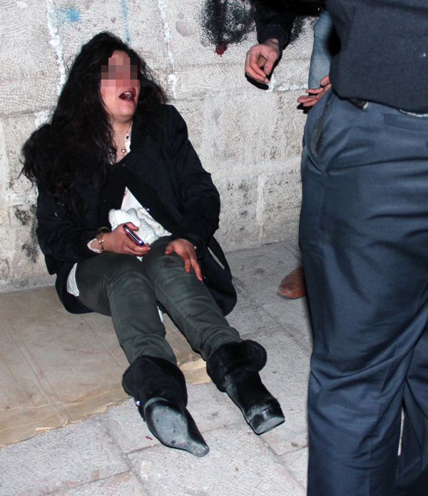 Libyalı kadını sokak ortasında...