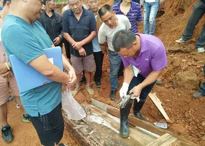 Tesadüfen buldukları tabutu açınca herkes dondu kaldı!