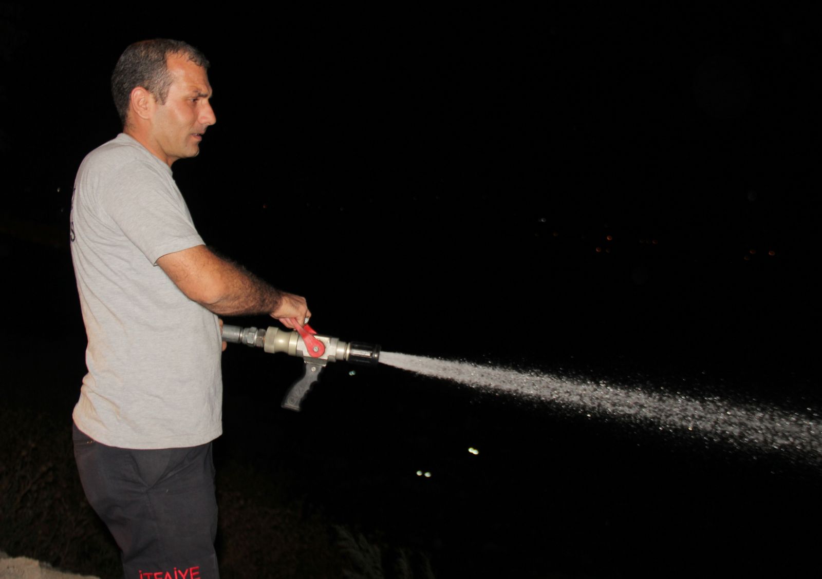 Evlilik teklifi için atılan havai fişekler yangın çıkardı