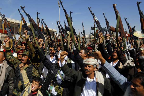 Suudi Arabistan, Yemen'i vurdu: Çok sayıda ölü var