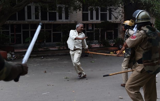 Hindistan'da guru isyanı: 14 ölü