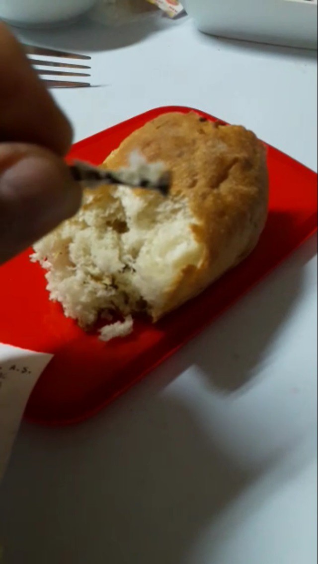 Marketten aldıkları ekmekten çivi çıktı!