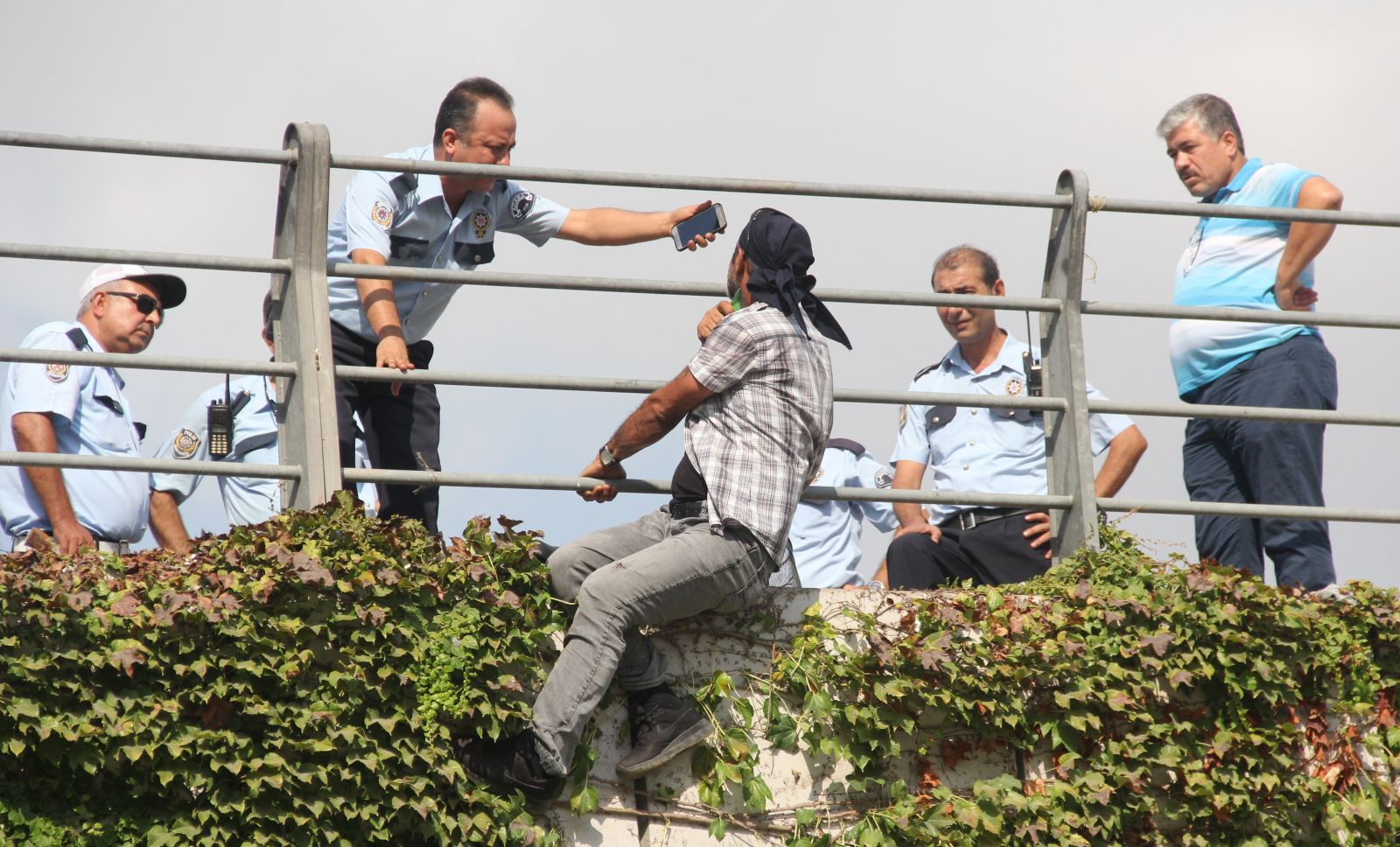 Terk edilen koca kendini attı
