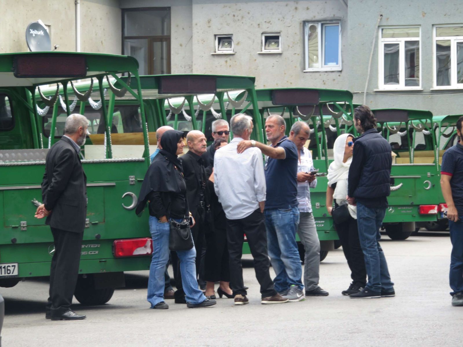 Filiz Aker'in tabutunu abileri taşıdı