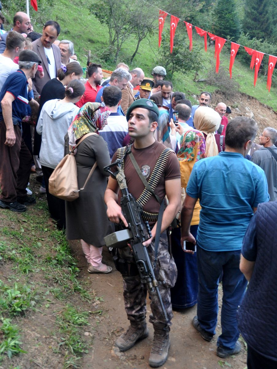 Bakan Soylu, Eren'in mezarını ziyaret ettiği sırada teröristlerle sıcak temas sağlandı