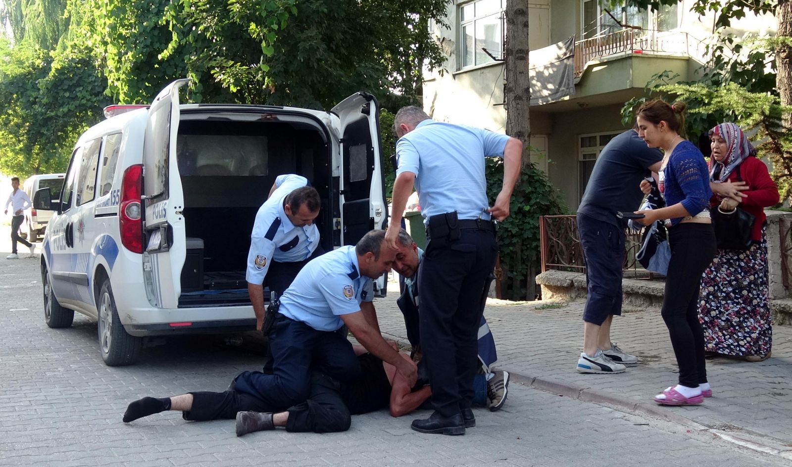 Motosikletli kızlara tüfekle ateş açtı!