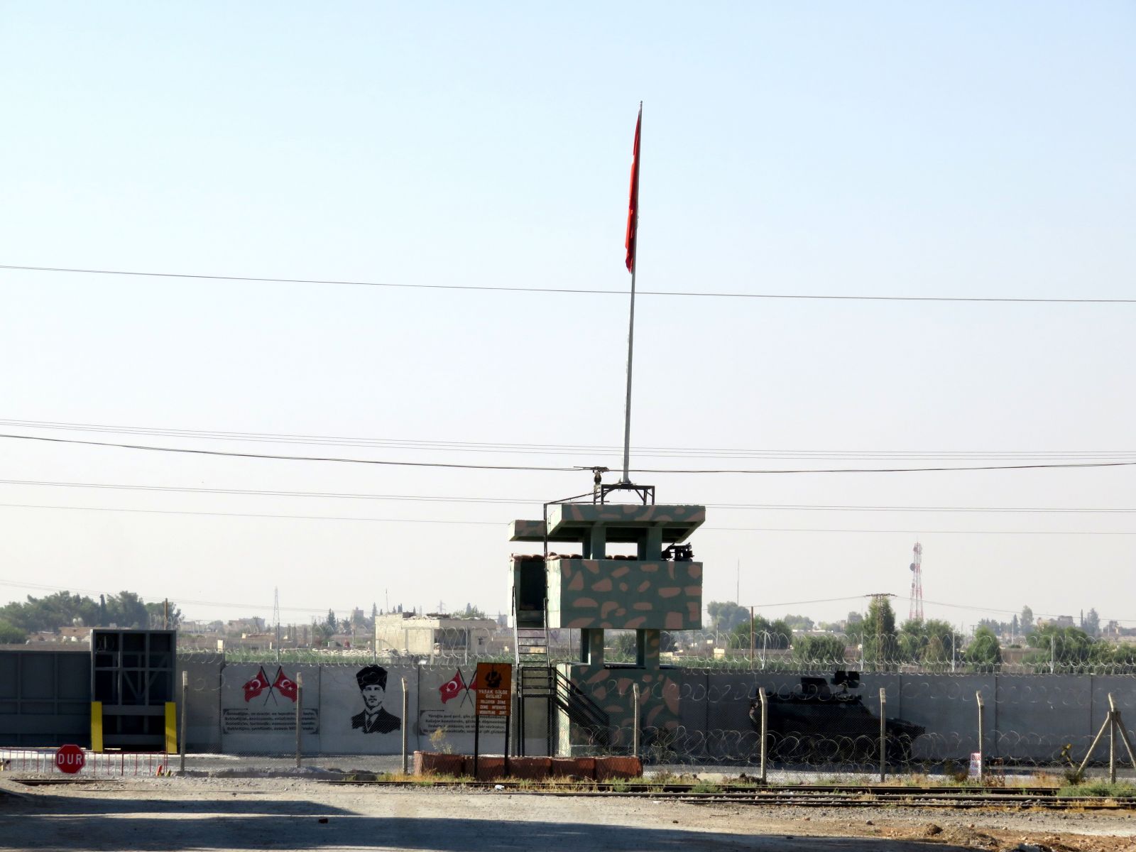 Telabyad'daki ABD bayrakları ile PYD/YPG flamaları kaldırıldı