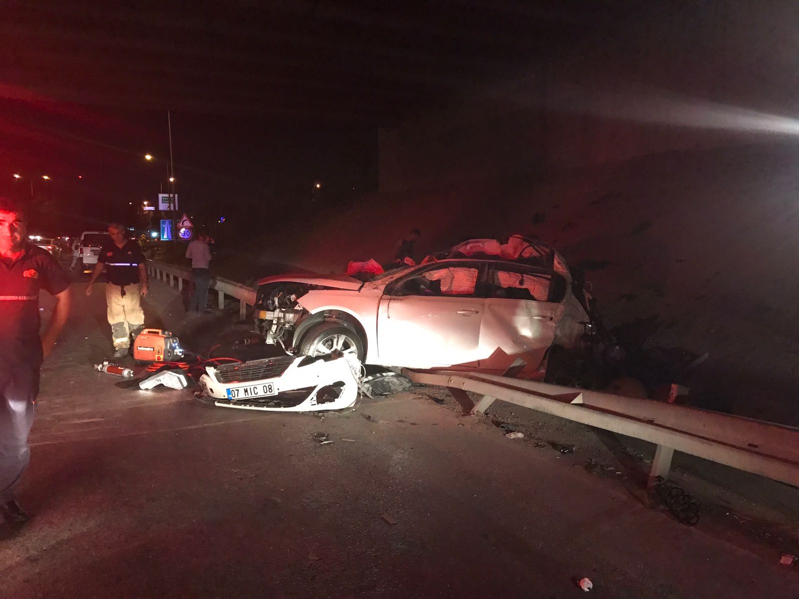 Otomobil köprüden düştü: 2 ölü, 1 yaralı