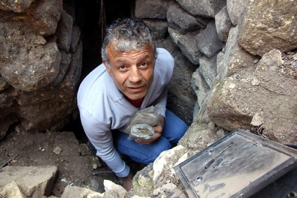 Çöken binadan 3 ton para çıktı!