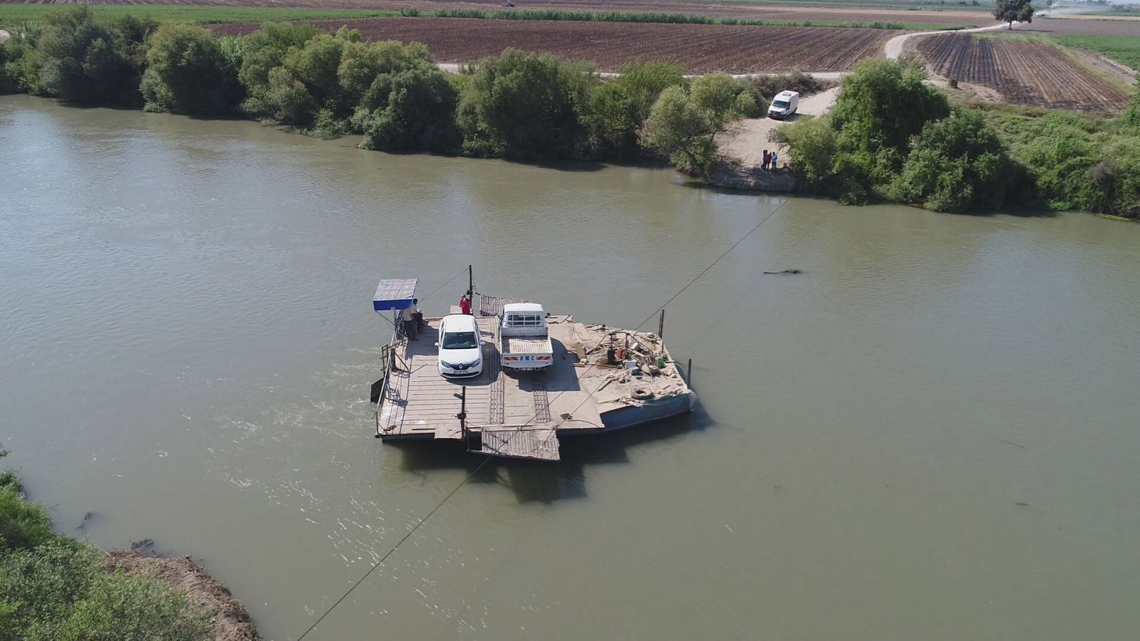 Araçlarını 1,5 asırdır nehirde salla taşıyorlar